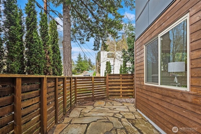 Building Photo - 3bd/2.25Ba Seattle Townhouse