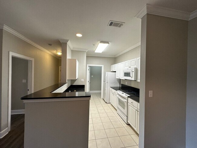 Building Photo - FIRST FLOOR APARTMENT COMMUNITY POOL!