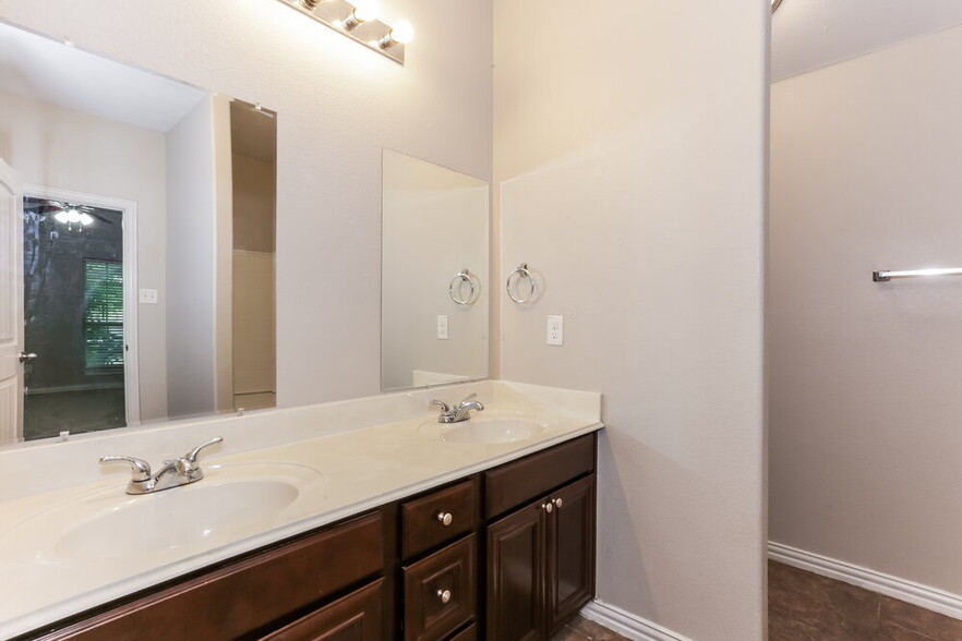 Building Photo - 7616 Rainbow Creek Dr