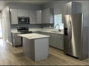 Building Photo - Saint John St