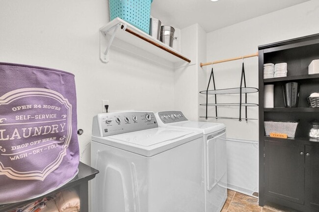 Building Photo - Gorgeous 4-Bdr with fully fenced yard in b...
