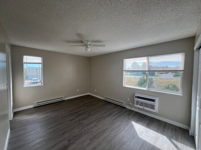 Building Photo - Spacious 2-Bed, 2-Bath Condo in Desirable ...