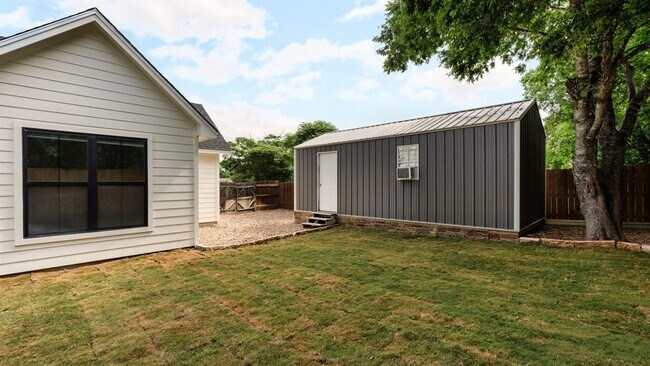 Building Photo - 402 E Ash Dr