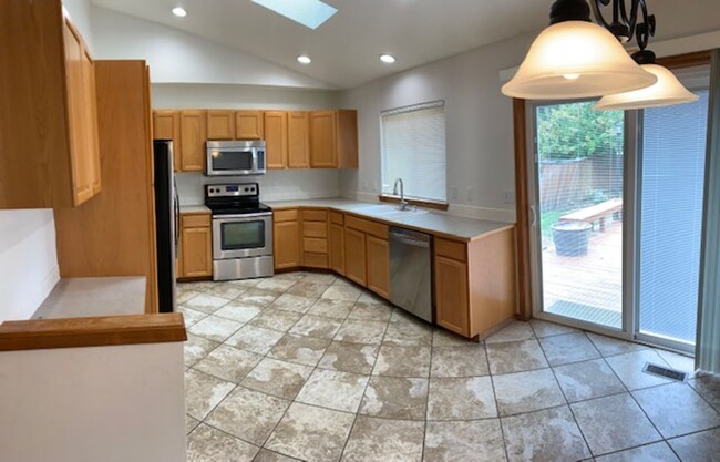 Building Photo - South Hill 3 Bedroom 3 Bath Tri-Level Hous...