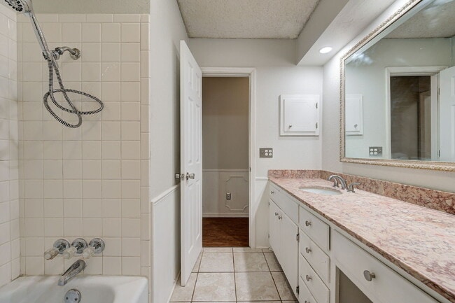 Building Photo - Rollingwood Beauty!