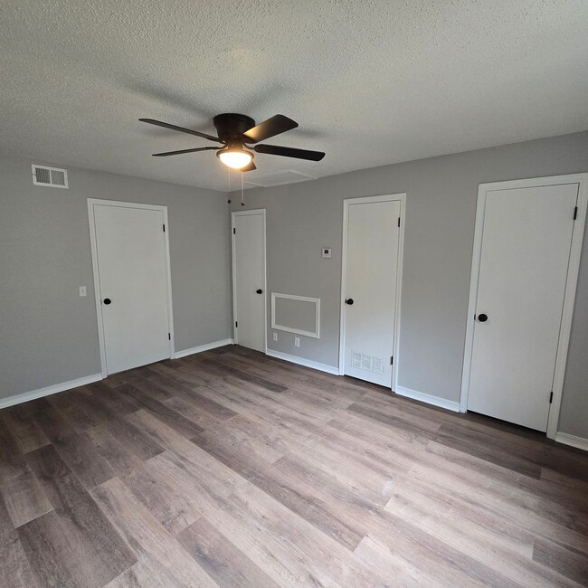 Building Photo - Completely Remodeled • 2/1 Duplex in Heber...