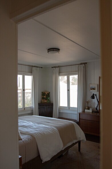 Building Photo - 170 N Arnaz St