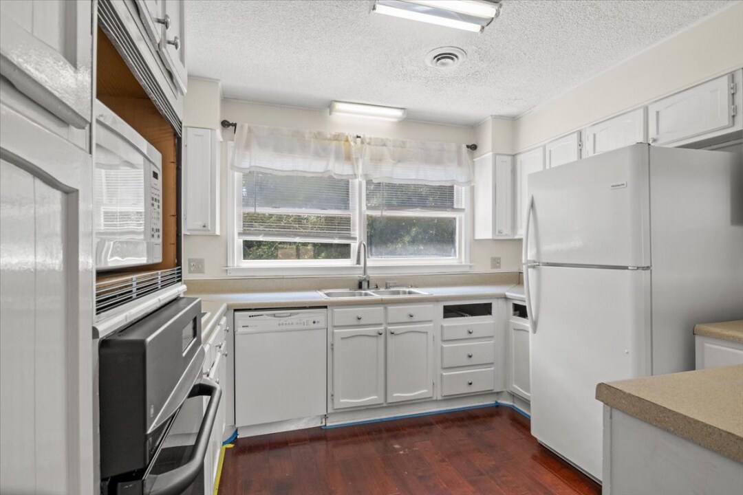 Building Photo - 488 Greenview Dr