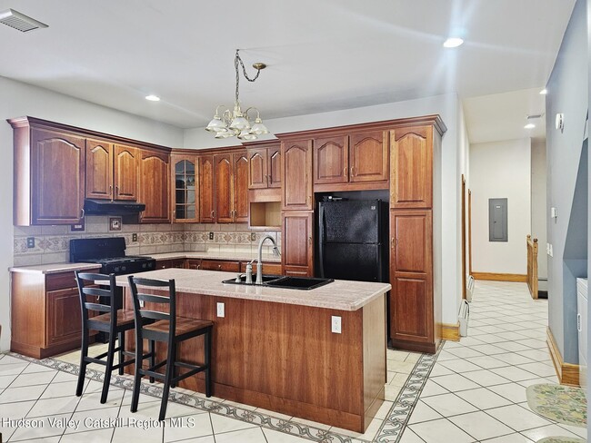 Building Photo - 305 Main St