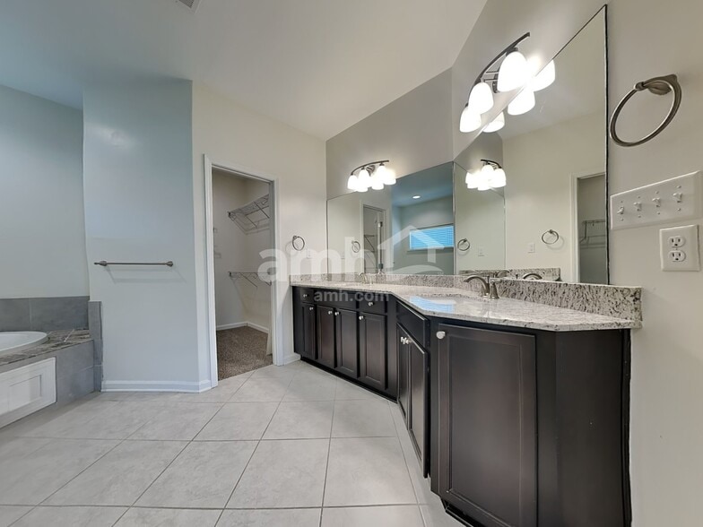 Building Photo - 5571 Stonecrest Dr