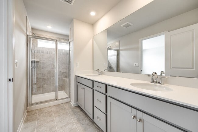 Building Photo - Beautiful 3-bedroom, 3.5 bath townhome in Elizabeth of fabulous Fort Mill!!