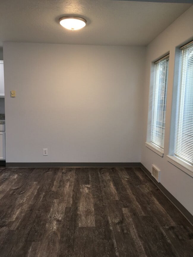 Building Photo - 733/739 Stephens Dr