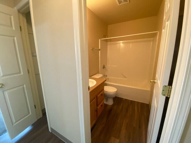 Building Photo - 3 Bedroom 2 Bathroom Home for Rent!