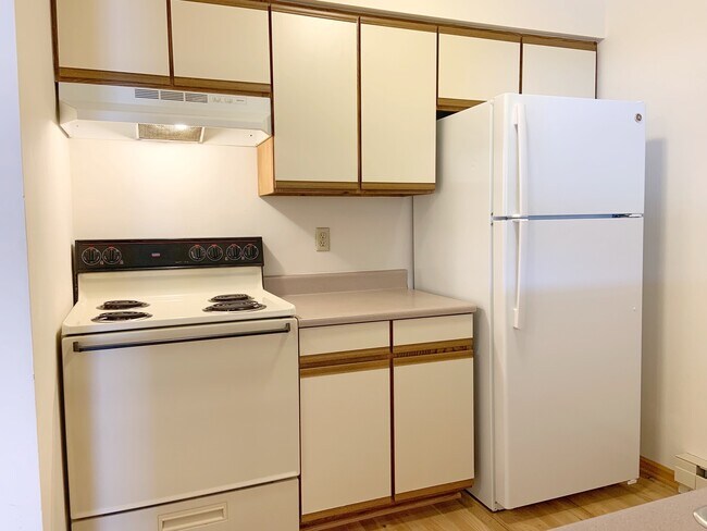 Building Photo - Spacious 1 Bedroom Unit, Downtown Waukesha...