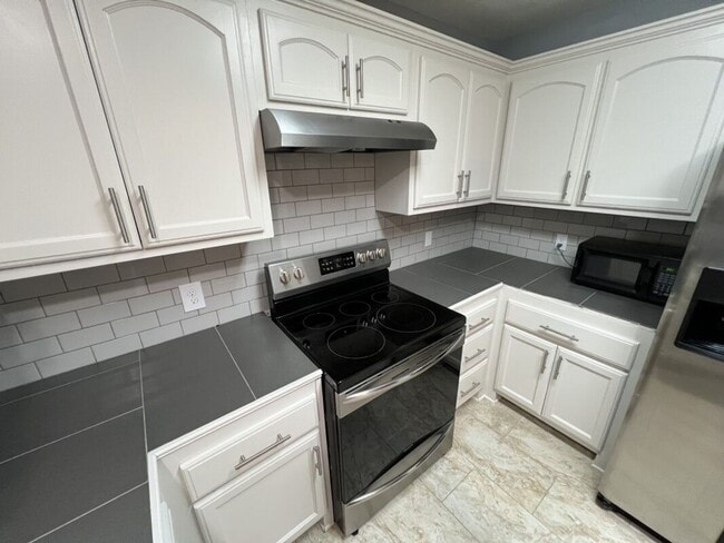 Building Photo - Must See!  Trendy 3 bedroom, 2 bath home i...