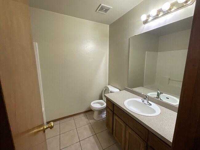 Building Photo - 4 bed, 2 bath, brick, gas stove, dishwashe...