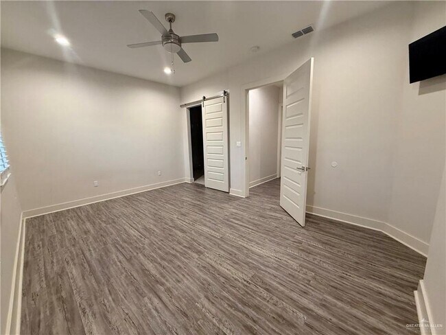 Building Photo - 3403 Lago Washington