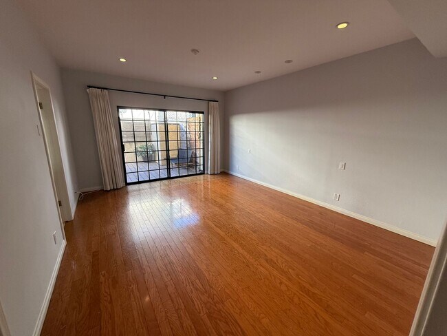 Building Photo - Upgraded 2 Bedroom Condo in Ideal Santa Mo...