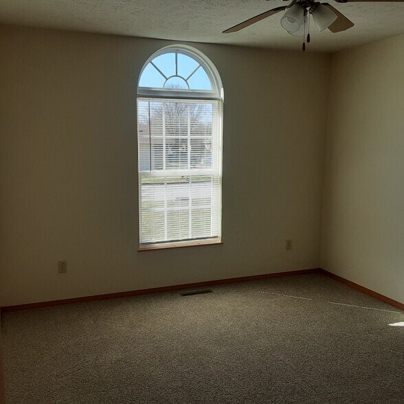 Building Photo - 409 Cedar Ln