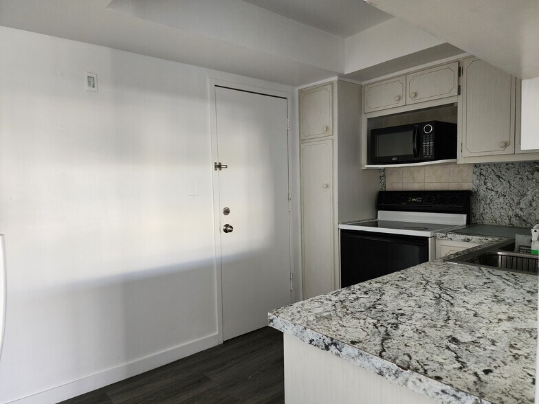 Building Photo - 1400 NE 169th St