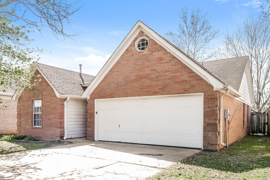 Building Photo - 1651 Thomas St