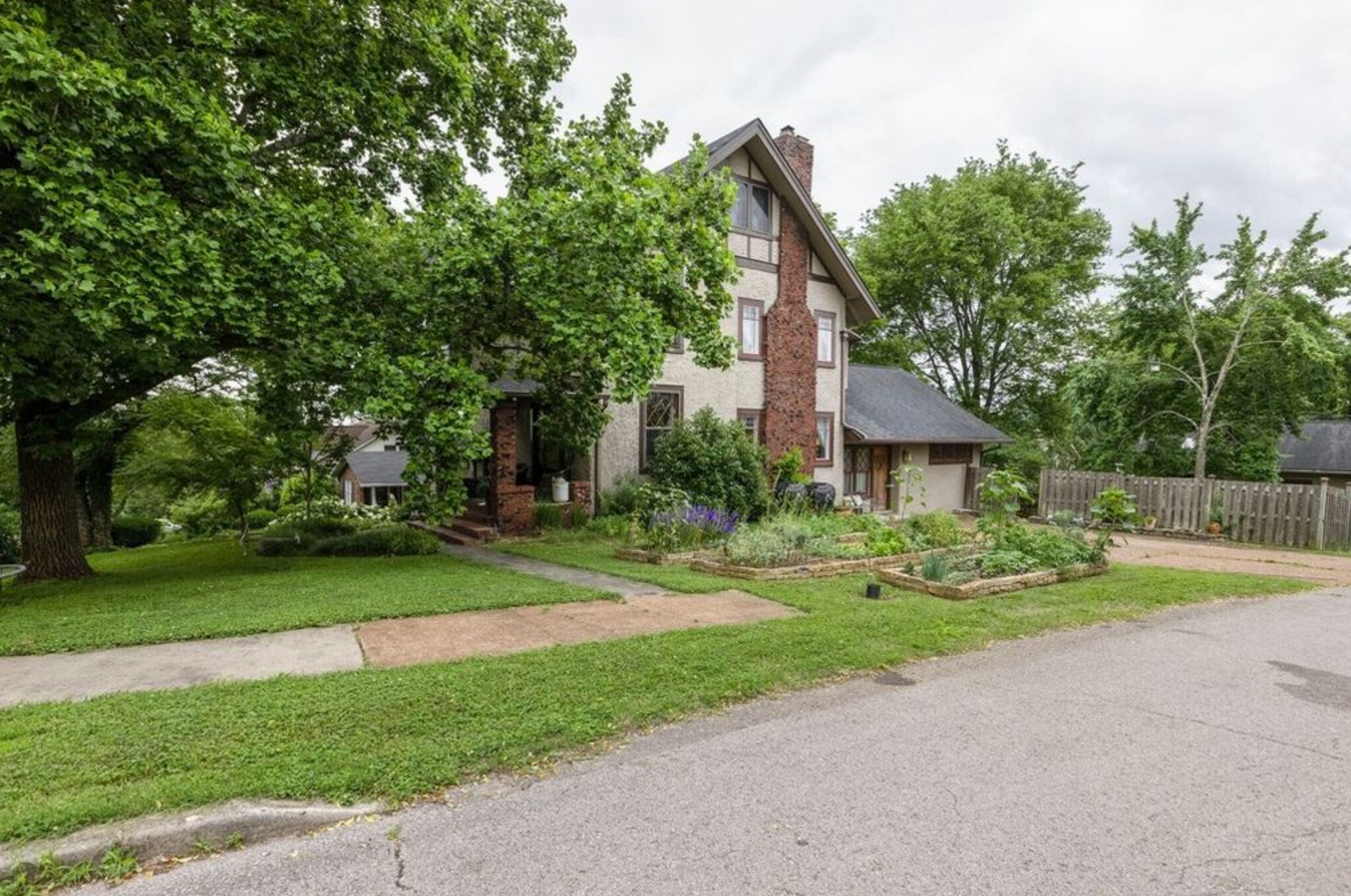Building Photo - 1715 Cedar Ln