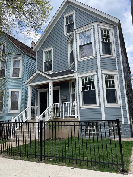 Building Photo - 2721 N Marshfield Ave