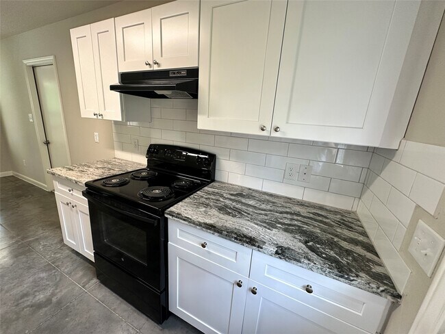 Building Photo - 10796 Royal Magnolia Dr