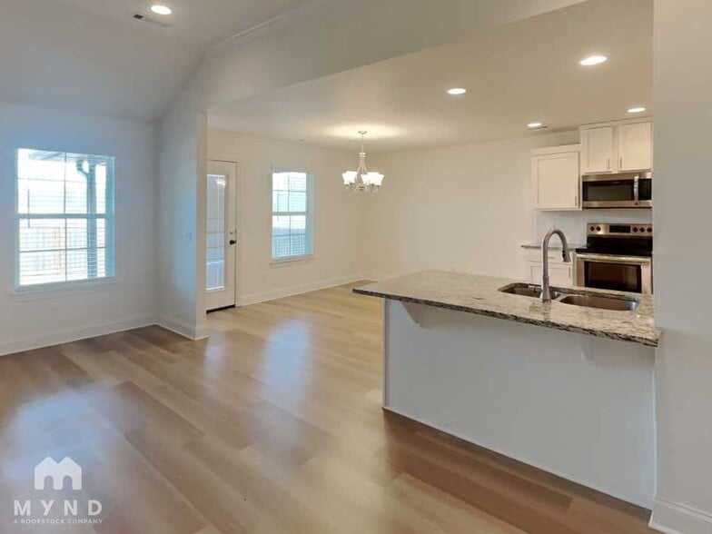 Building Photo - 5904 SW Teppee Ave