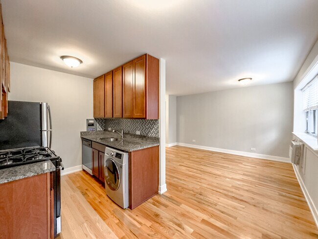 Building Photo - 510 W Briar Pl