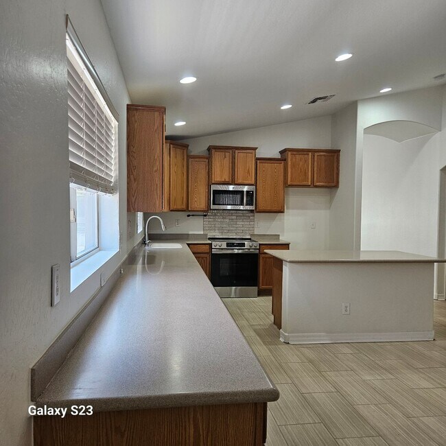 Building Photo - Oasis in Northwest Sun City