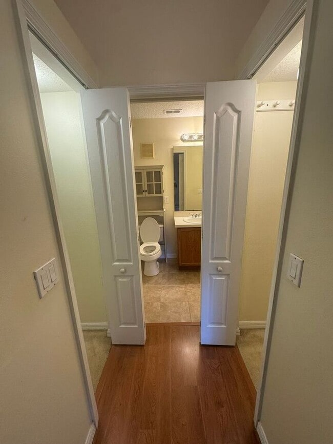 Building Photo - 3 Bedroom 2 Bath - Lovely and Cozy Condo f...
