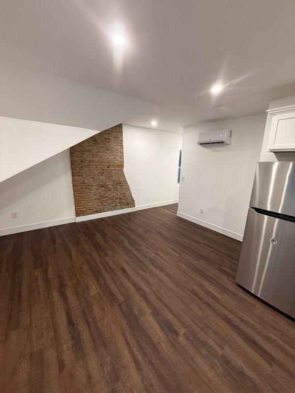 Building Photo - 285 Genesee St