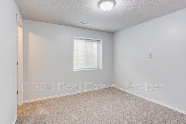 Building Photo - 1048 E Karla Ave