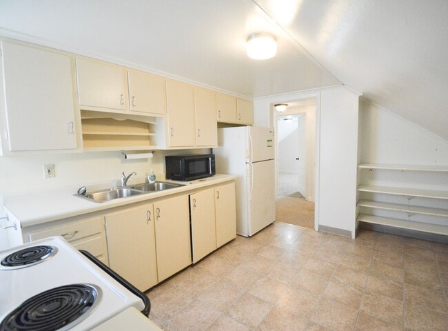 Building Photo - Move-In Ready Duplex Unit with Large Yard!