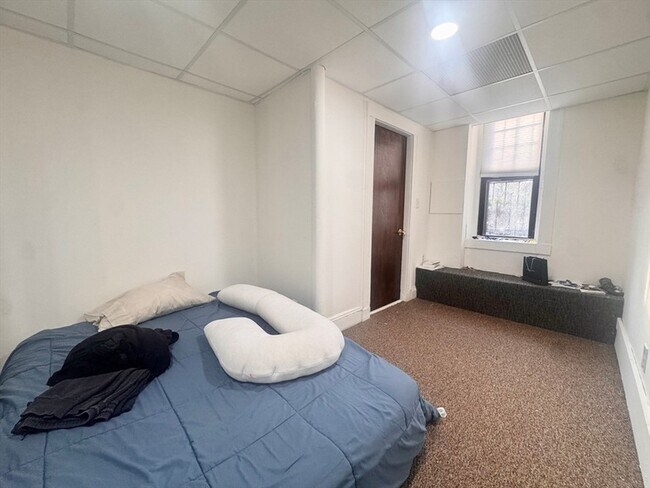 Building Photo - 384 Riverway