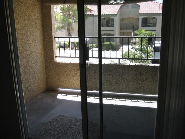 Building Photo - NICE CONDO, 3 BEDROOMS, 2 FULL BATHS, NEW ...