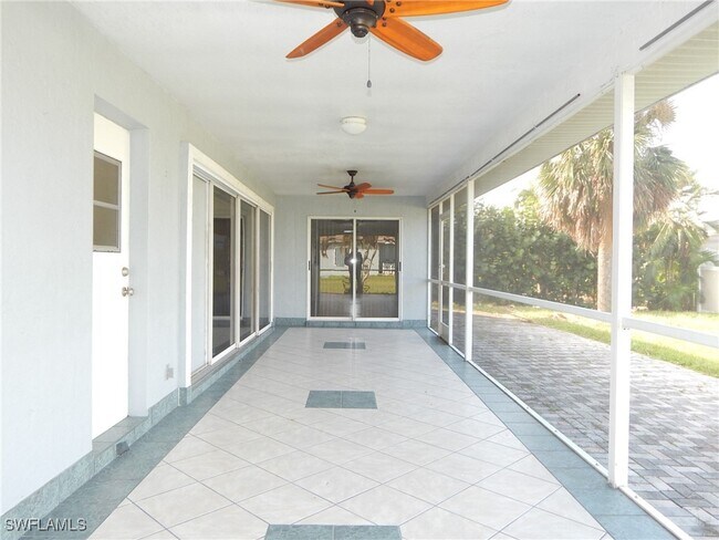 Building Photo - 424 SW 38th Pl