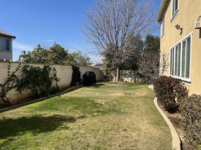 Building Photo - 5210 Village Green Ln