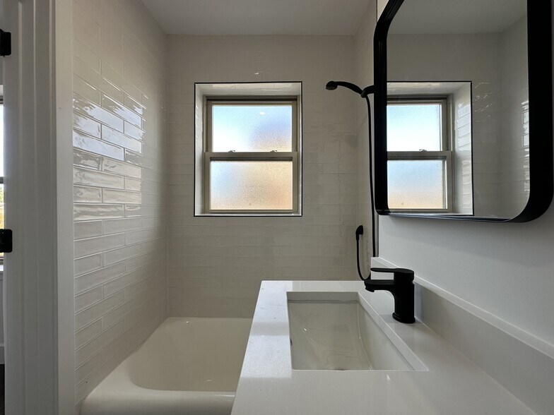 Building Photo - 1553 W Hollywood Ave