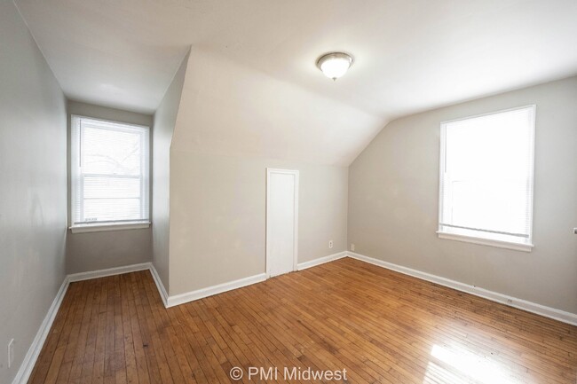 Building Photo - Charming 2 Bedroom Duplex with Spacious La...