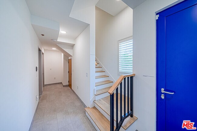 Building Photo - 6142 1/2 Lexington Ave