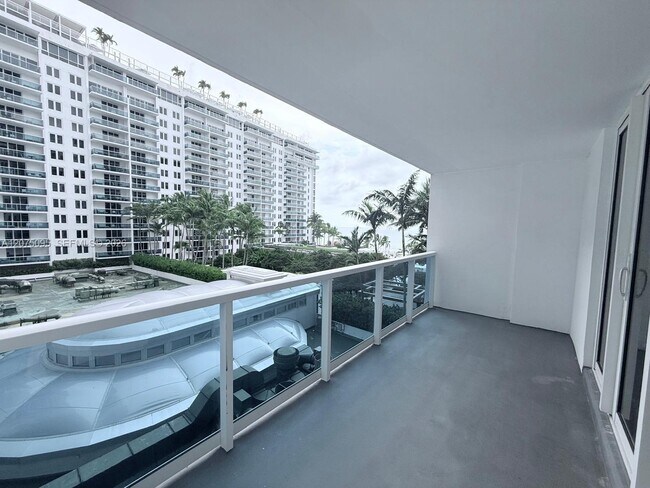 Building Photo - 2301 Collins Ave