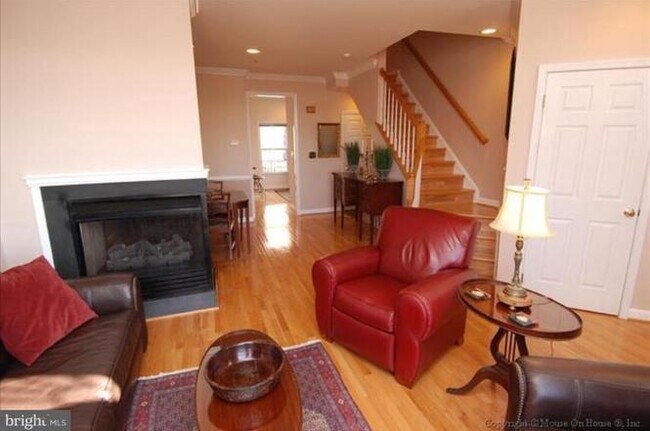 Living/fireplace - 650 9th St SW