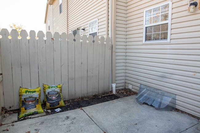 Building Photo - 7778 Deercrest Ct