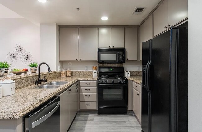 Building Photo - This condo has it all: location, style, an...