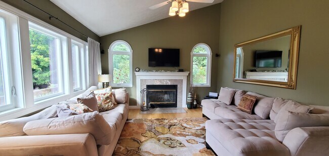 Building Photo - Off-Season Rental | Available 10/15/25 – 5...