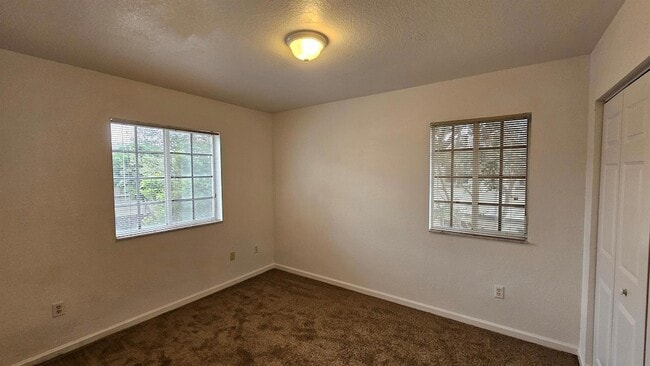 Building Photo - 2022 Island Dr