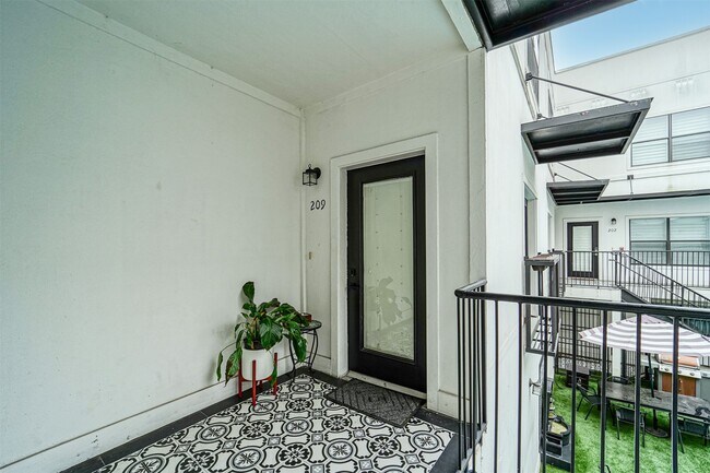 Building Photo - 17 Waugh Dr