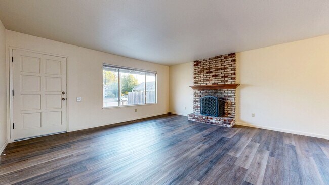 Building Photo - Bright 4 Bedroom 2 Full Bathroom Home with 2 Car Garage!